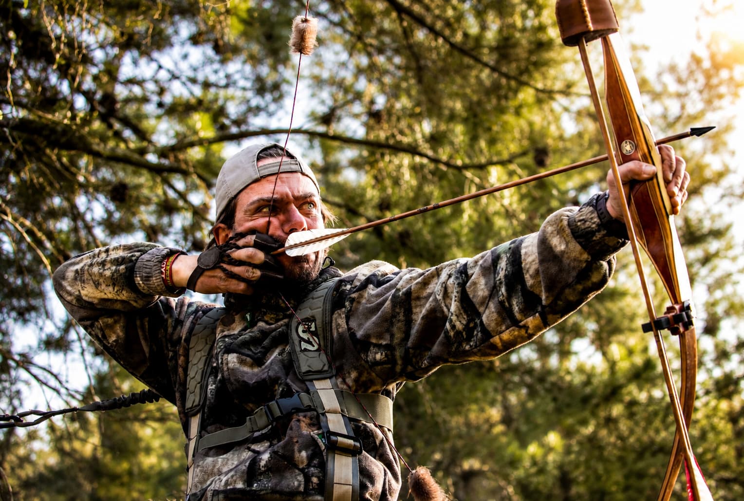 Comparativa visual entre un cazador con arco compuesto de poleas y un cazador con arco tradicional longbow